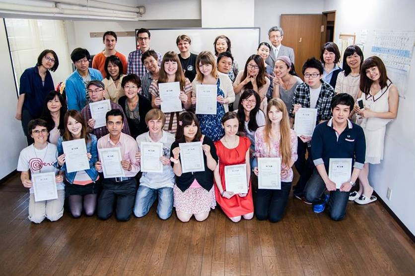 студенты школы Китидзёдзи на празднике