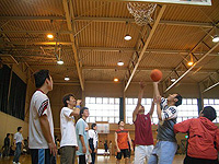 Студенты школы японского языка «Сэндай» играют в баскетбол