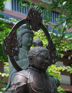 В Камакуре множество интересных памятников и статуй.